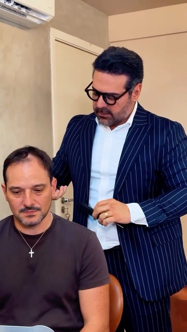 Dr. Pedro Sarafim em consulta com paciente