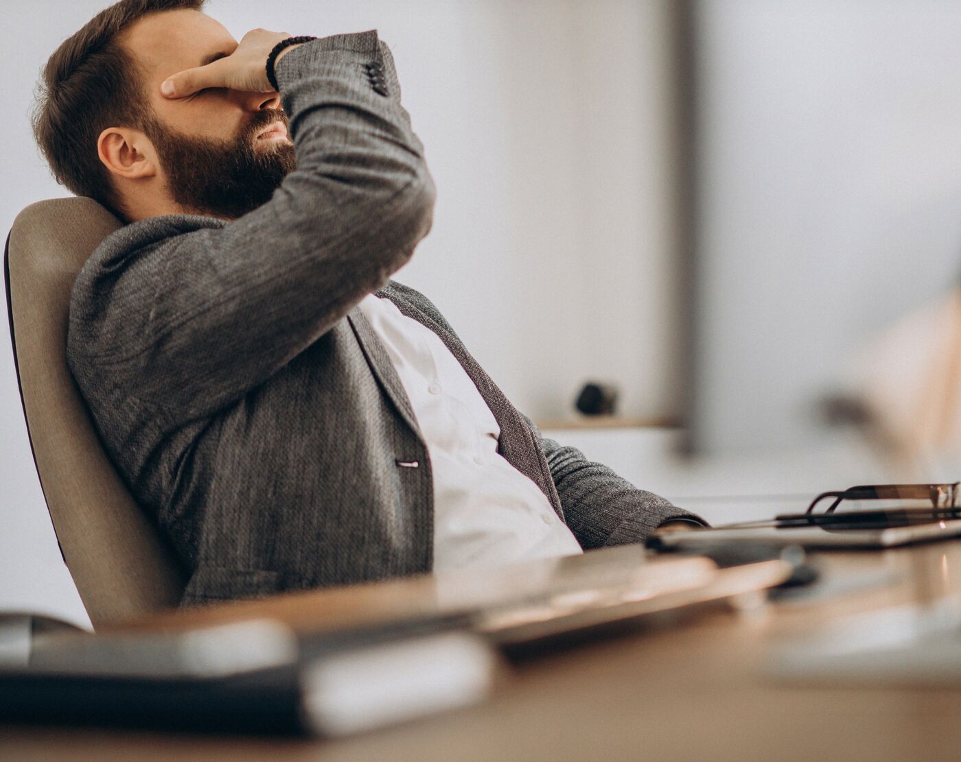 Homem estressado no trabalho