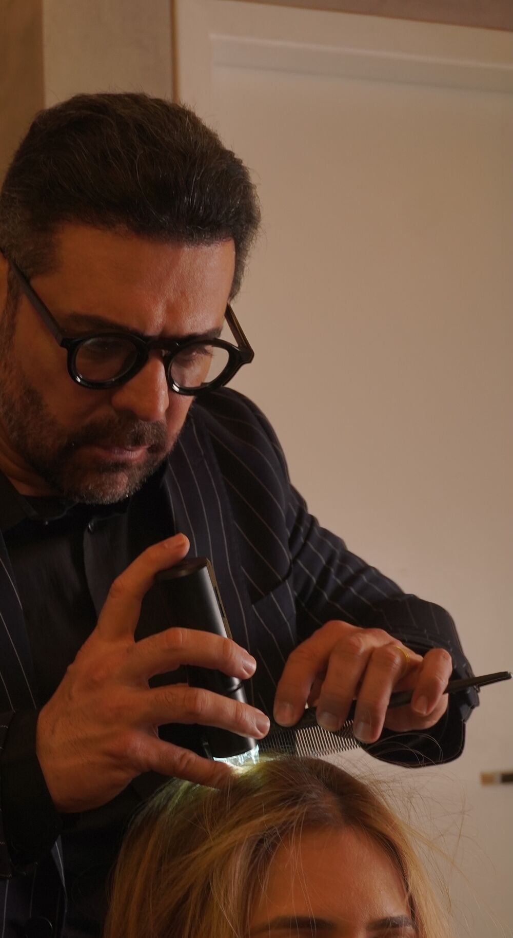 Dr. Pedro Sarafim realizando tratamento capilar